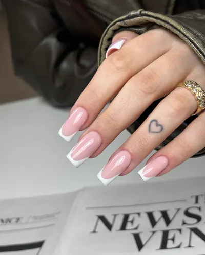 Glossy Nails Studio - Stylizacja paznokci, Solarium, Manicure